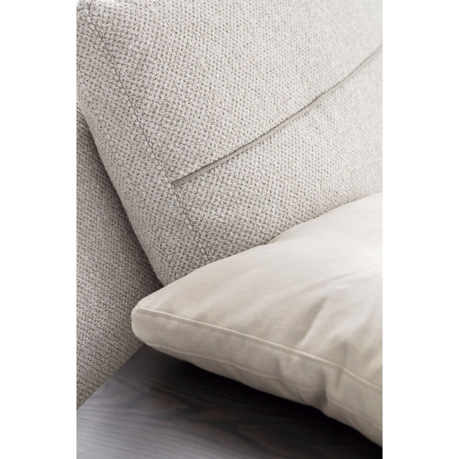 Discover the Charme Armchair by Roberti at Verus Living. This stylish and comfortable armchair impresses with its high-quality craftsmanship and modern design. Perfect for your indoor or outdoor space. Now available at Verus Living!