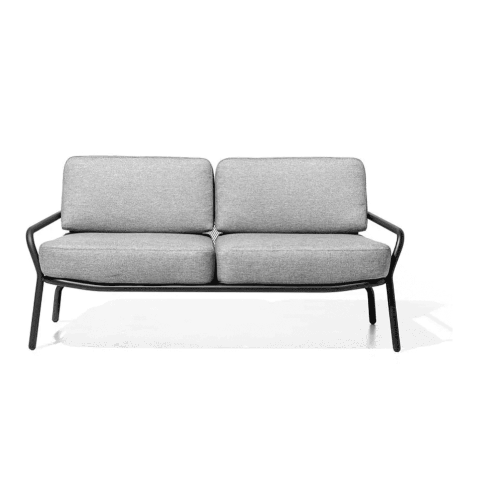 Discover the elegant Series 7 Chair with Armrests and Front Cushion by Fritz Hansen. Perfect for any modern home. Now available at Verus Living!