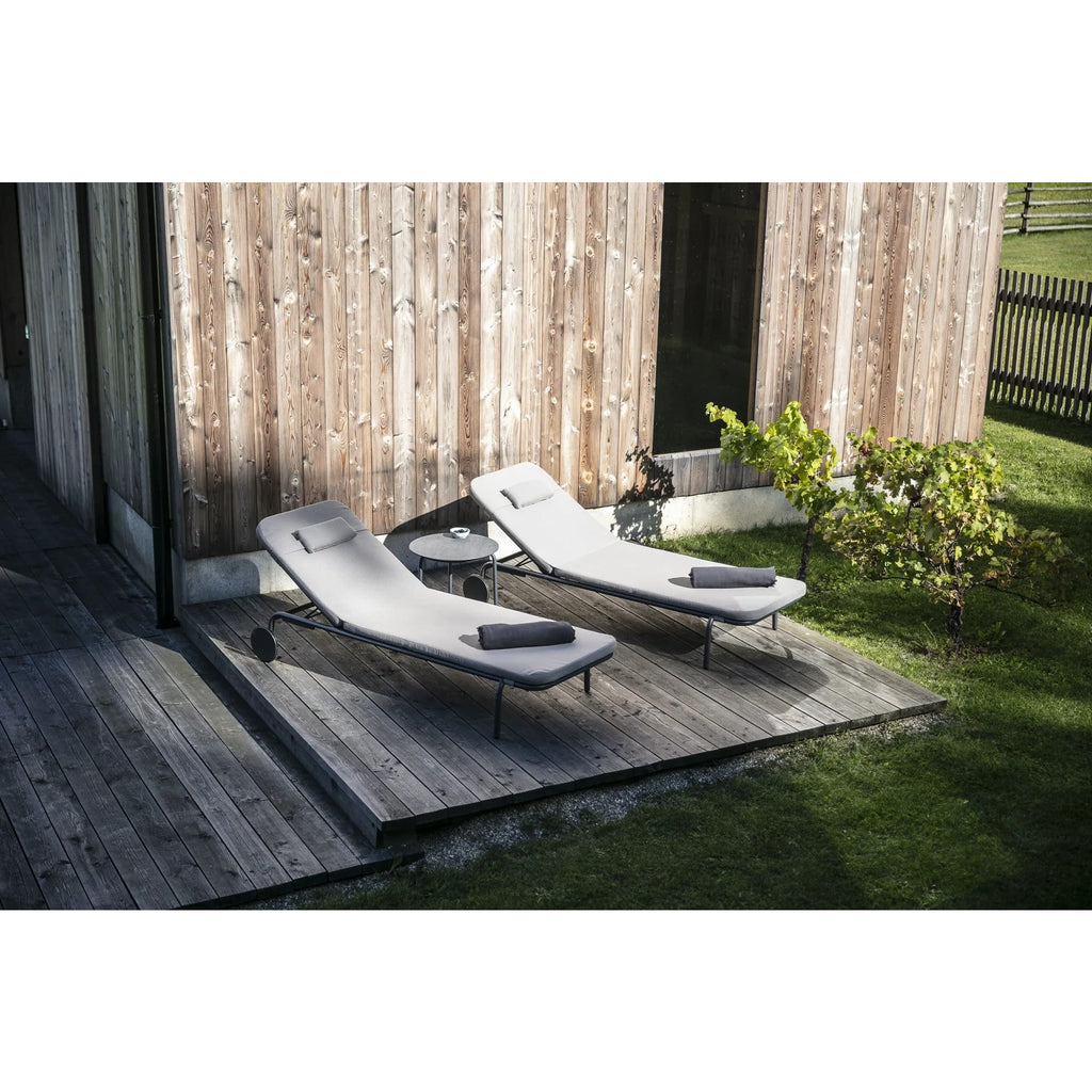 Discover the elegant Ant Chair by Fritz Hansen in Ash Stained. A perfect combination of design and functionality – available at Verus Living.