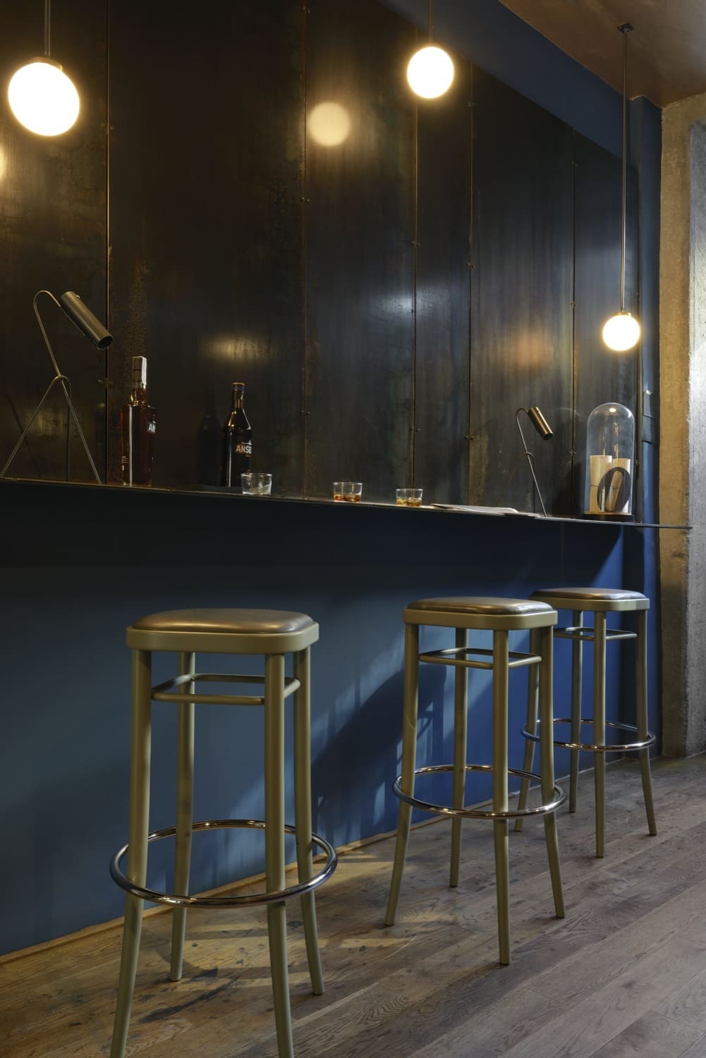 Discover the Desk Slab Small in soft oak by Tom Dixon. Stylish, high-quality, and exclusively available at Verus Living.