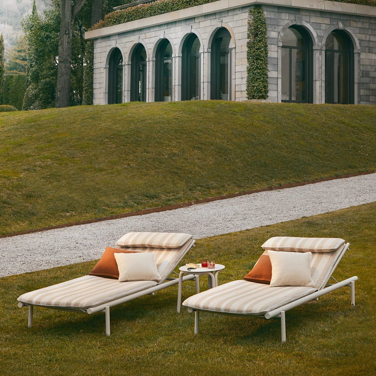 tradition-boomerang-hm2-lounge-chair-walnuss