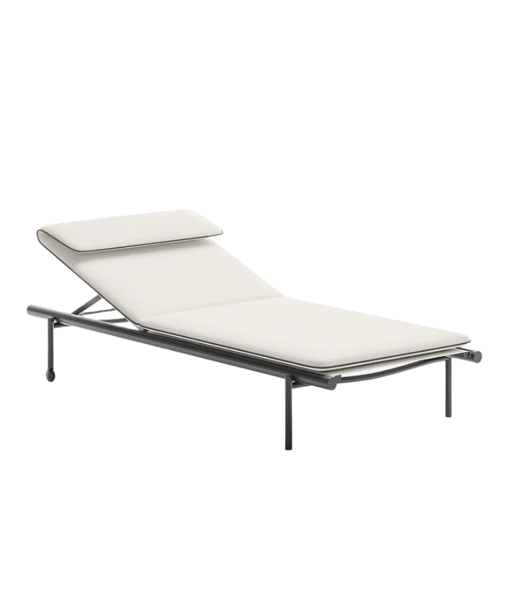 tradition-boomerang-hm2-lounge-chair-walnuss