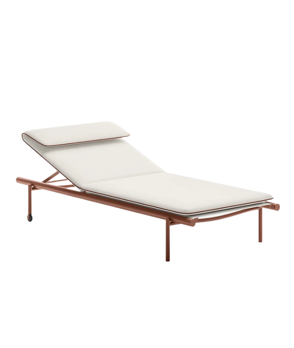 tradition-boomerang-hm2-lounge-chair-walnuss