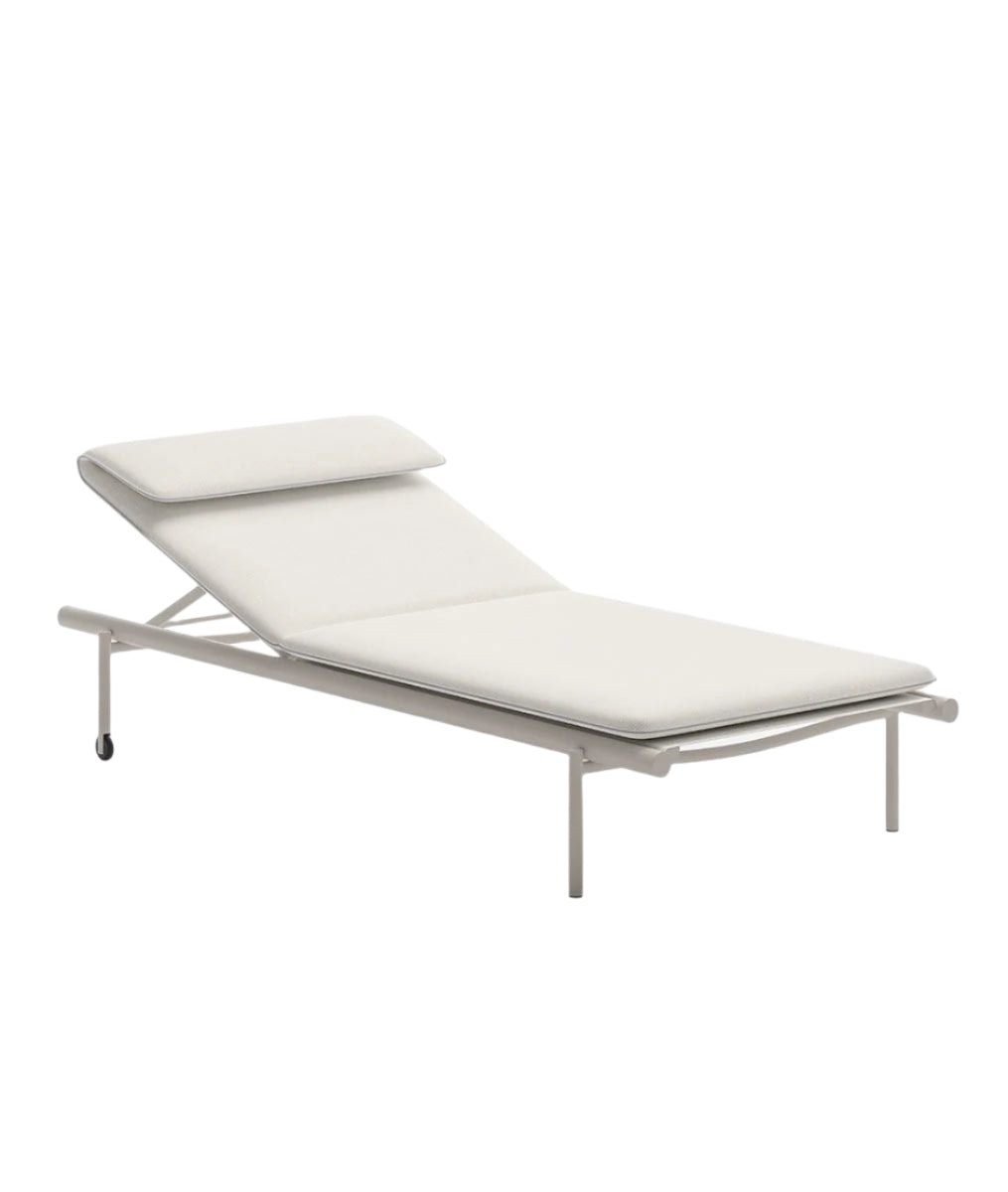 tradition-boomerang-hm2-lounge-chair-walnuss