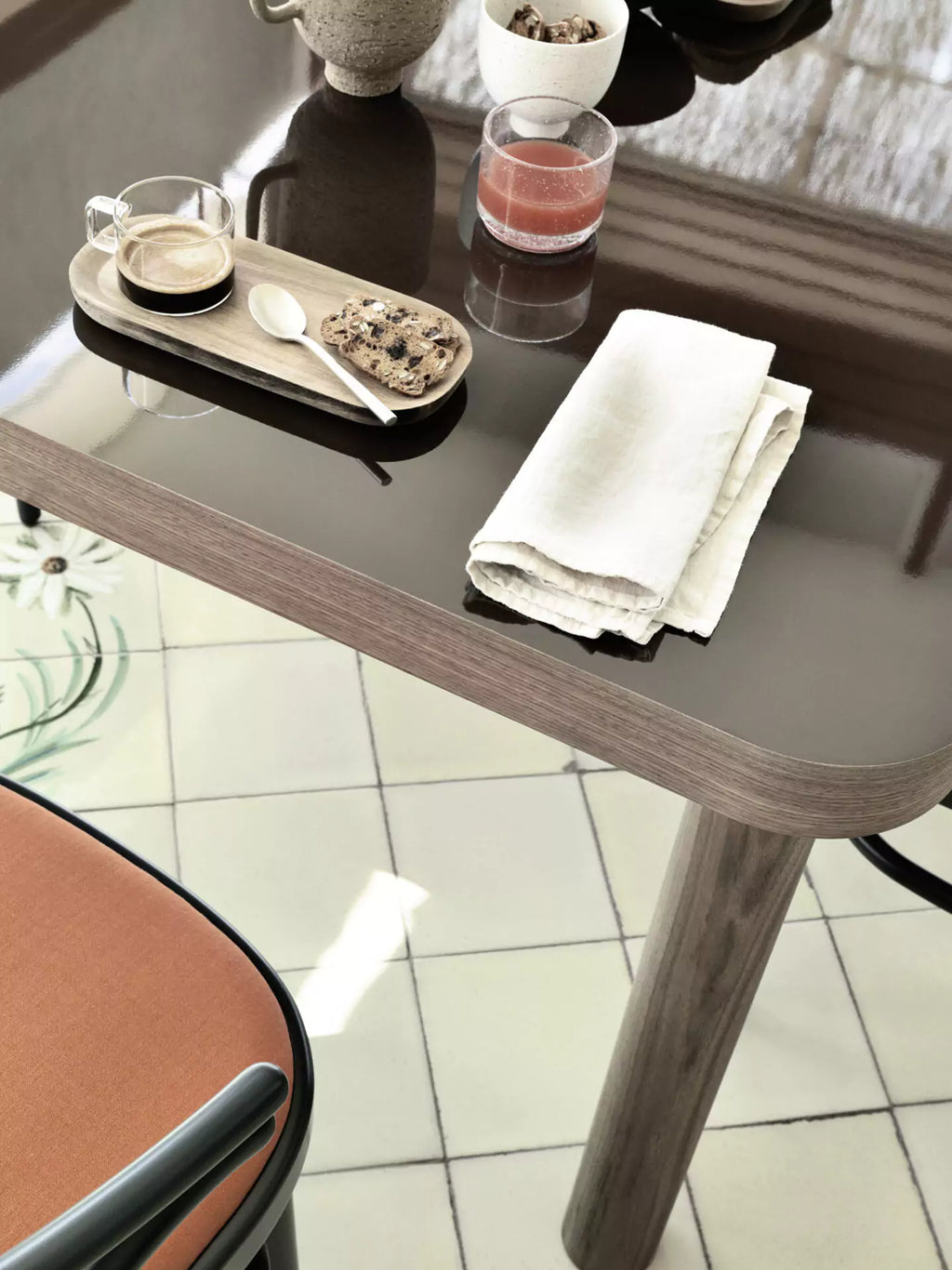 GTV Thonet - Mesa de comedor de columna con tapa de nogal Canaletto