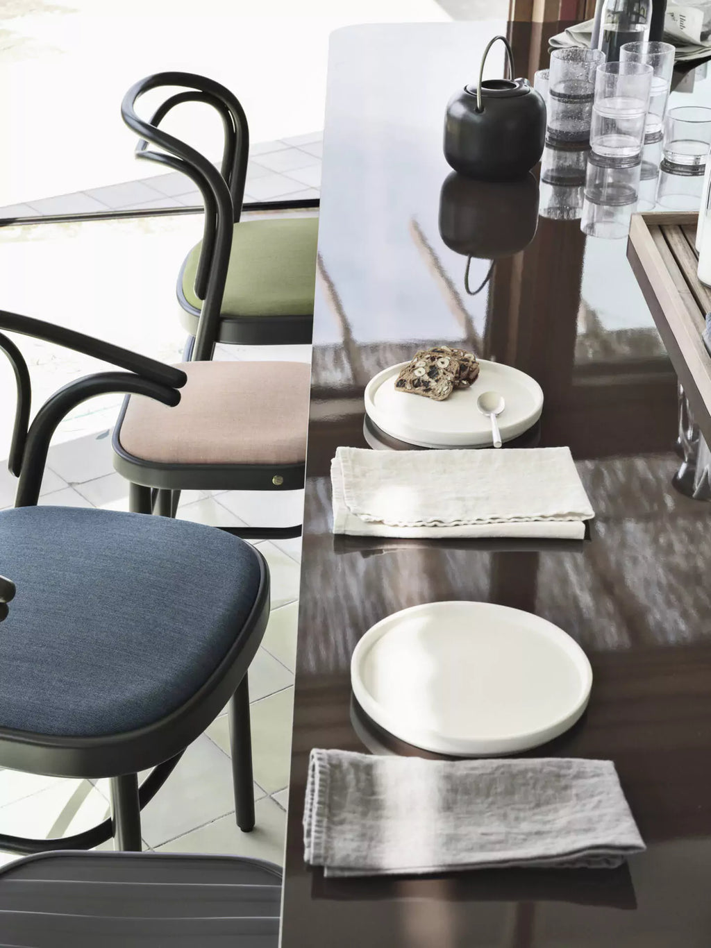 GTV Thonet - Mesa de comedor de columna con tapa de nogal Canaletto
