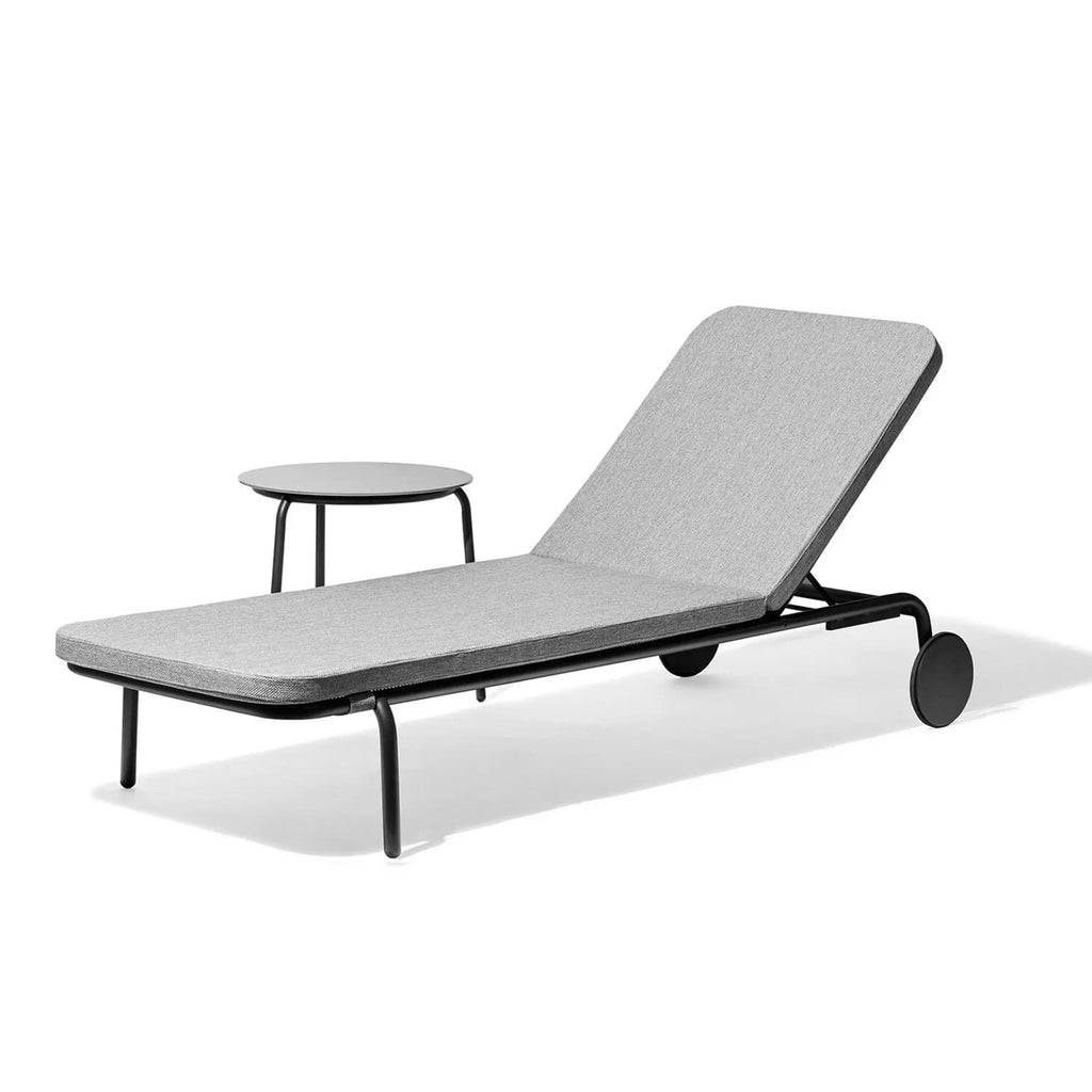 Discover the elegant Ant Chair by Fritz Hansen in Ash Stained. A perfect combination of design and functionality – available at Verus Living.