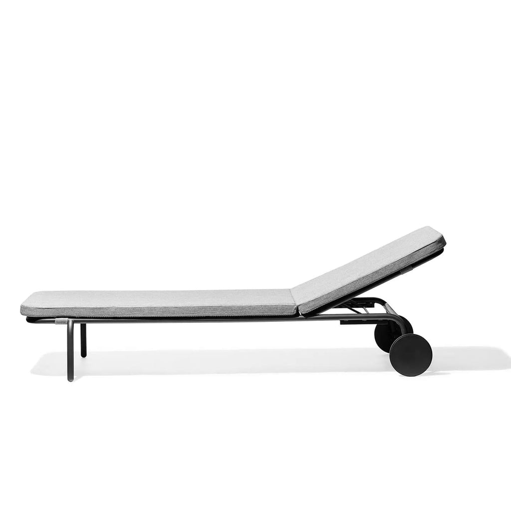 Discover the elegant Ant Chair by Fritz Hansen in Ash Stained. A perfect combination of design and functionality – available at Verus Living.
