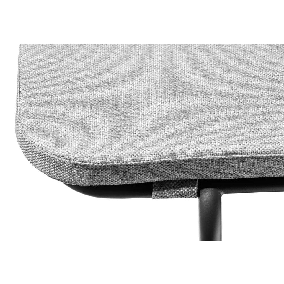 Discover the elegant Ant Chair by Fritz Hansen in Ash Stained. A perfect combination of design and functionality – available at Verus Living.