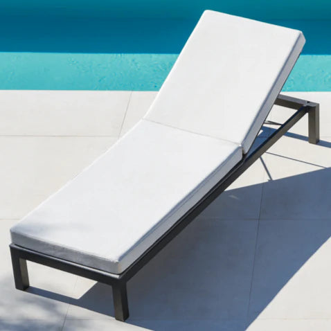 The Grand Prix Chair by Fritz Hansen made of stained ash combines elegant design and highest quality. Perfect for modern interiors – discover it now at Verus Living!