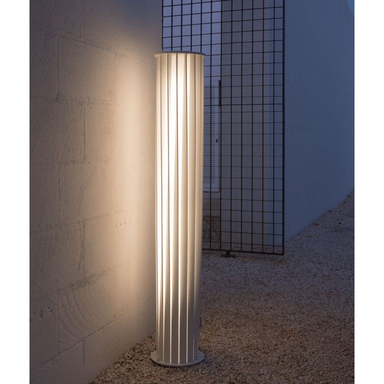 Unopiu - Aton Lampe aus Aluminium mit gedrehten Leisten H 150 cm in 2 Farben